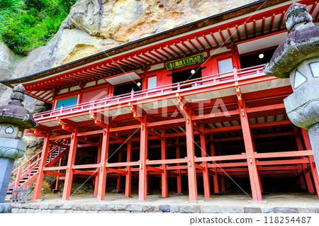 The rock face of Mt. Makai and Bishamon-do Hall of Takkoku-no-Iwaya 118254487