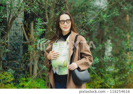 一位母親抱著嬰兒行走 一位母親抱著嬰兒行走 118254616