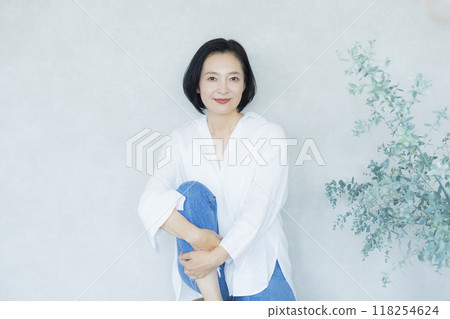 Middle-aged woman in a white shirt 118254624