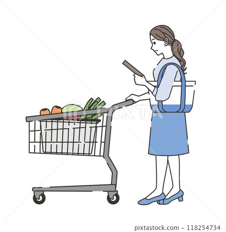 一位女士一邊購物一邊檢查產品 118254734