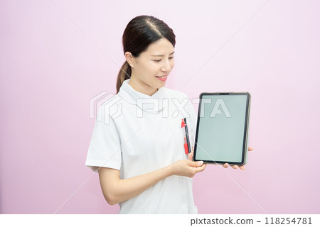 一名身穿制服的婦女提供諮詢 一名身穿制服的婦女提供諮詢 118254781
