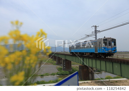 地方線，Kiha 54型柴油列車，車輛名稱Kiha 547和重信河大橋 118254842