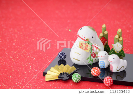 Zodiac Year of the Snake (Snake family holding hamaya arrows) 118255433