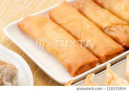 點心套餐中春捲的特寫 118255934