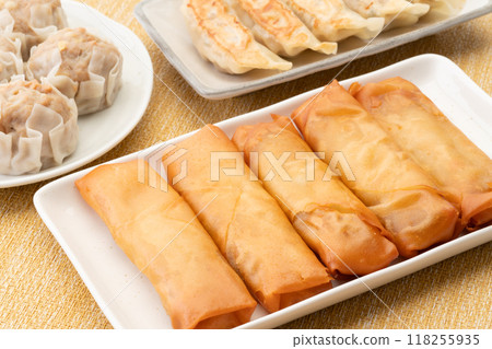 點心套餐中春捲的特寫 點心套餐中春捲的特寫 118255935