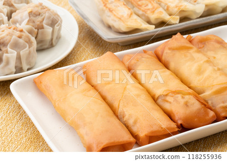 點心套餐中春捲的特寫 點心套餐中春捲的特寫 118255936