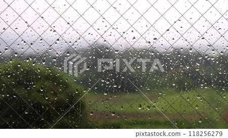 雨天的風景，從室內向外看，窗玻璃被雨滴打濕 118256279