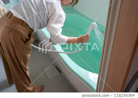 洗澡的婦女 118256364