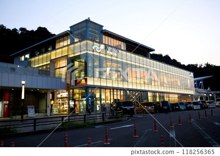 [大津市「大津服務區」下坡、傍晚、設施外觀] 118256365