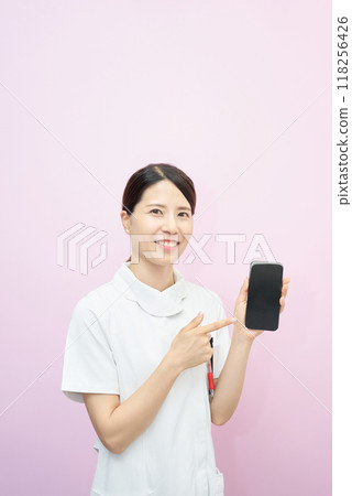 一名穿著制服的女士正在操作智慧型手機 一名穿著制服的女士正在操作智慧型手機 118256426