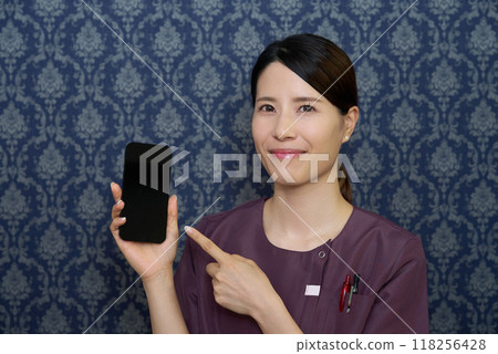 一名穿著制服的女士正在操作智慧型手機 118256428