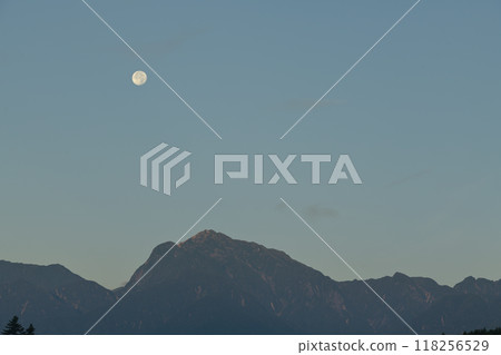 The sixteenth night moon over Mount Kaikoma in the Southern Alps, seen from Nagasaka Town, Yamanashi Prefecture 118256529