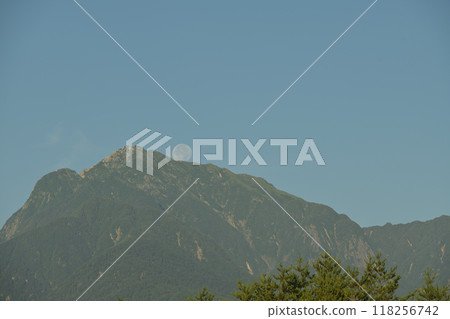 The full moon setting over Mount Kaikoma in the Southern Alps, seen from Nagasaka-cho, Hokuto City 118256742