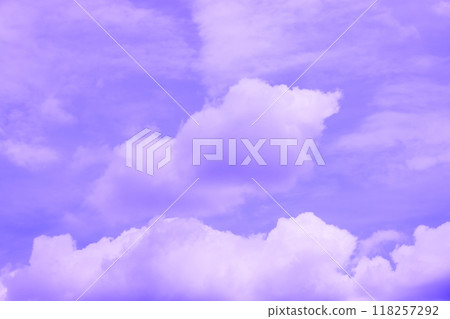 白雲在藍天蔓延（背景素材） 118257292