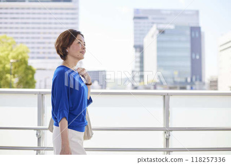 一位女上班族走過車站連接通道時的側臉。 一位女上班族走過車站連接通道時的側臉。 118257336