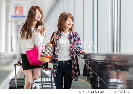 移動人行道女性旅行 118257392