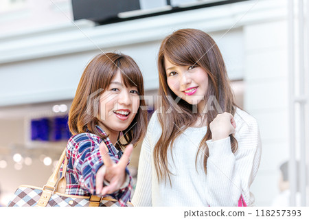 一個女人帶著微笑 118257393