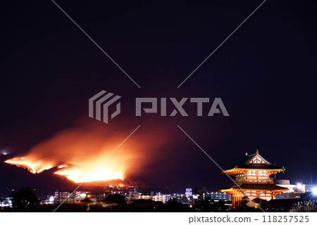 Nara's traditional ritual of burning Wakakusa Mountain 118257525