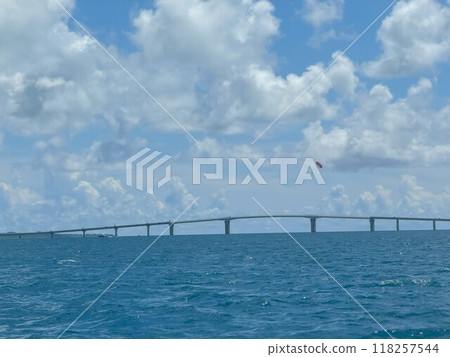 伊良部大橋和滑翔傘 伊良部大橋和滑翔傘 118257544