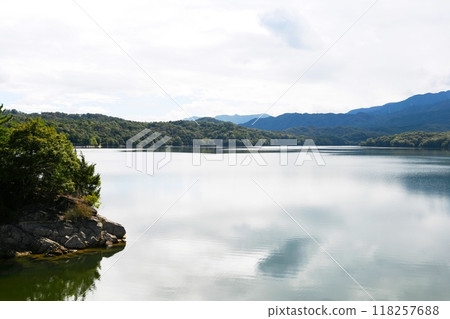 [Manno Town: Japan's oldest and largest irrigation reservoir renovated by Kobo Daishi, "Mannoike" seen from the arched bank] 118257688