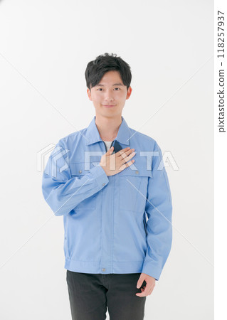 A young man wearing work clothes 118257937