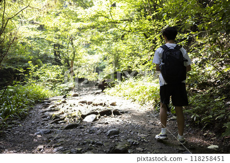 登山をする男の子 118258451