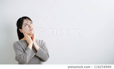 Tooth pain, worried, woman, person 118258999