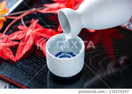 用清酒瓶將清酒倒入choko中 118259247