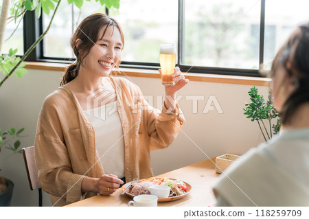 Young Asian women having a girls' night out at a cafe (daytime drinking, beer, toasting, relaxing) 118259709