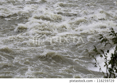 多摩川，因大雨而氾濫的渾濁河流 118259729