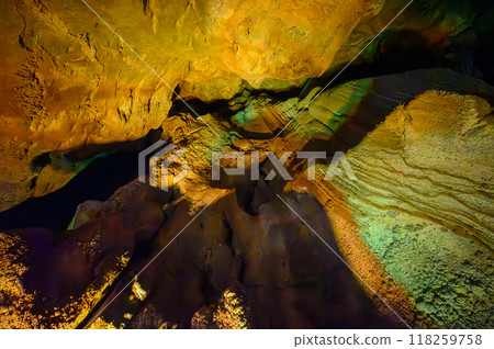 神秘的石灰岩洞內部 神秘的石灰岩洞內部 118259758