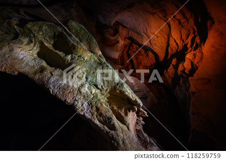神秘的石灰岩洞內部 118259759