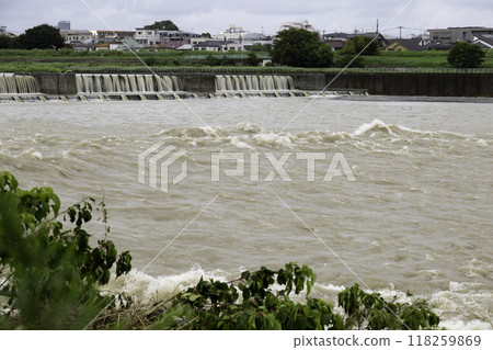 東京狛江市玉川二加寮上河原堰和一排房屋被大雨淹沒 118259869