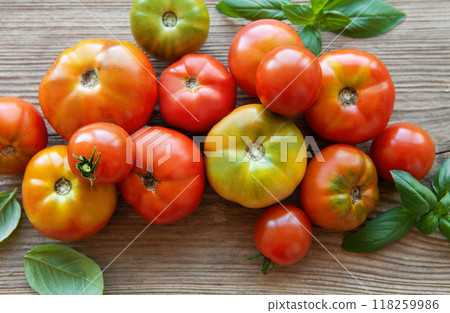 Fresh organic tomatoes Fresh organic tomatoes 118259986