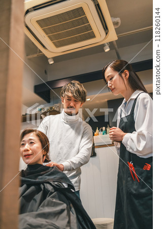 dyeing white hair, beautician, beauty artist 118260144