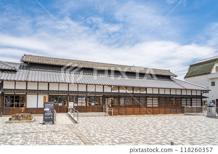 前 Niratsuka 絲廠,一家私營機械絲廠,運營至 1899 年,是唯一現存的有價值的建築,以富岡絲廠為藍本 前 Niratsuka 絲廠,一家私營機械絲廠,運營至 1899 年,是唯一現存的有價值的建築,以富岡絲廠為藍本 118260357