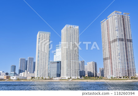 Harumi, Chuo Ward, Tokyo - A group of high-rise apartment buildings (tower apartments) in Harumi on a clear day Harumi, Chuo Ward, Tokyo - A group of high-rise apartment buildings (tower apartments) in Harumi on a clear day 118260394