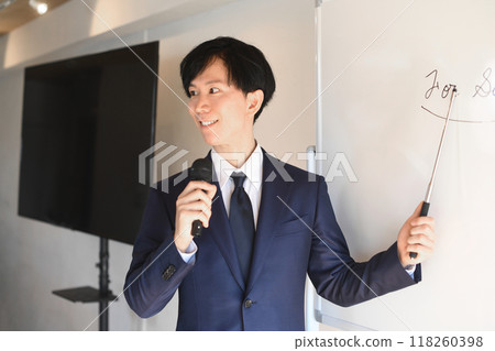 Male seminar lecturer wearing a suit to give a presentation 118260398