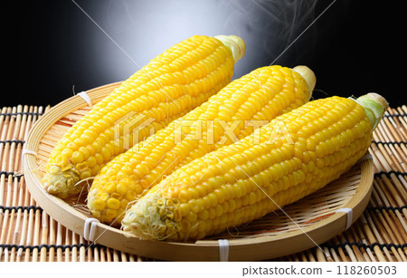 新鮮煮的玉米(黑色背景) 新鮮煮的玉米(黑色背景) 118260503