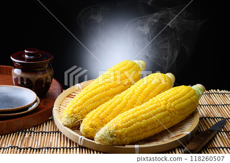 Freshly boiled corn (black background) 118260507