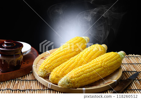 新鮮煮的玉米(黑色背景) 新鮮煮的玉米(黑色背景) 118260512