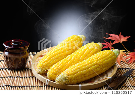 新鮮煮的玉米（黑色背景） 118260517
