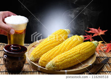 新鮮煮的玉米（黑色背景） 118260518