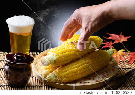 新鮮煮的玉米(黑色背景) 新鮮煮的玉米(黑色背景) 118260520