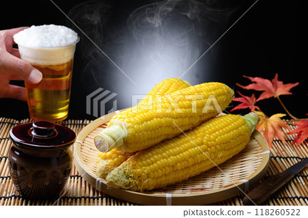 新鮮煮的玉米（黑色背景） 118260522