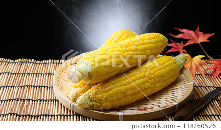 新鮮煮的玉米（黑色背景） 118260526