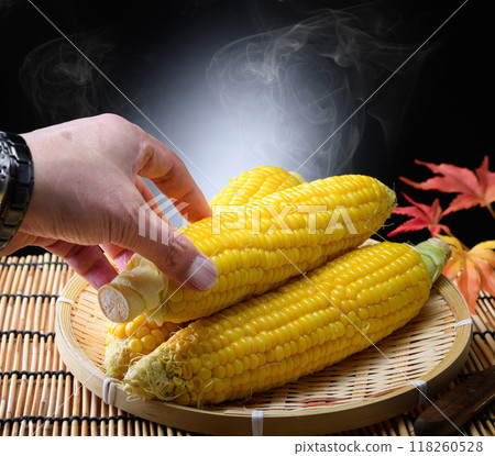 新鮮煮的玉米（黑色背景） 118260528