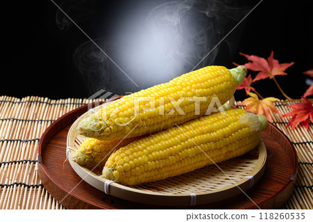 Freshly boiled corn (black background) 118260535