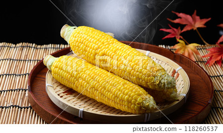 新鮮煮的玉米（黑色背景） 118260537