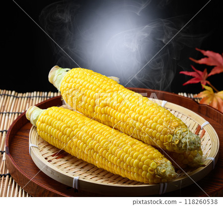新鮮煮的玉米（黑色背景） 118260538